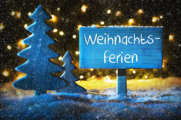 Árbol azul, Weihnachtsferien significa vacaciones de Navidad, copos de nieve —  Fotos de Stock