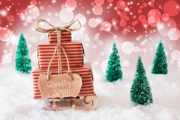 Рождественские сани на красном фоне, до свидания 2018 — стоковое фото
