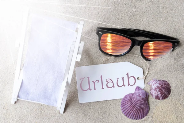 日当たりの良いフラットを置く夏ラベル Urlaub 手段休日 — ストック写真