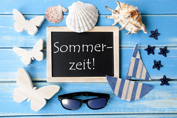 Quadro negro com decoração marítima, Sommerzeit significa verão — Fotografia de Stock