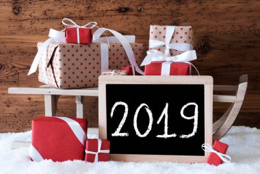 Kırmızı hediyeler ile kızak üzerinde kar, metin 2019