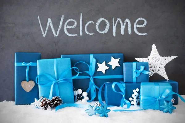 Många blå julklappar, snö, Text Välkommen — Stockfoto