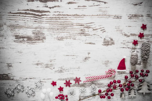 Plochou ležel, bílé dřevěné pozadí, kopírování prostor, Vánoční dekorace — Stock fotografie