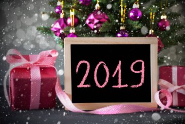 Ağaç pembe hediyeler, kar taneleri, Bokeh, metin 2019