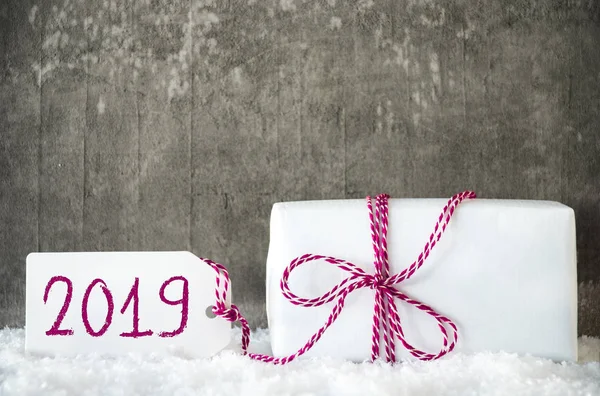 Regalo de Navidad blanco, Nieve, Etiqueta, Texto 2019, Cinta roja —  Fotos de Stock