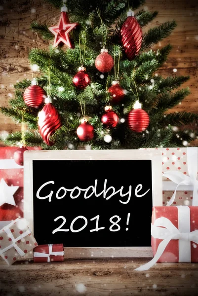 Рождественская елка с прощанием 2018, красные подарки и украшения — стоковое фото