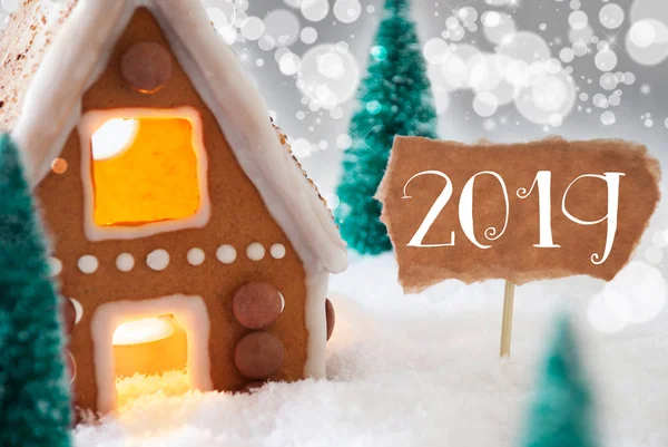 Gingerbread House, gümüş Bokeh arka plan, metin 2019, kar