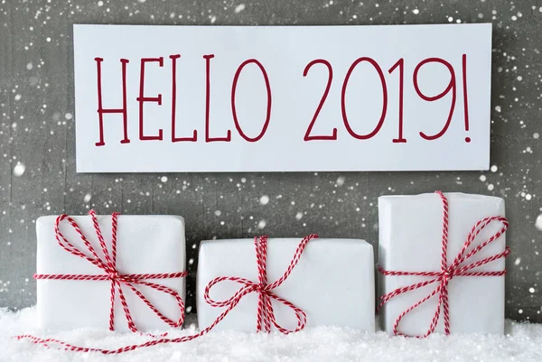 Trzy białe prezent z płatki śniegu, tekst Hello 2019 — Zdjęcie stockowe