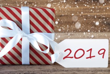 Kırmızı mevcut kar taneleri, metin 2019, ahşap arka plan ile