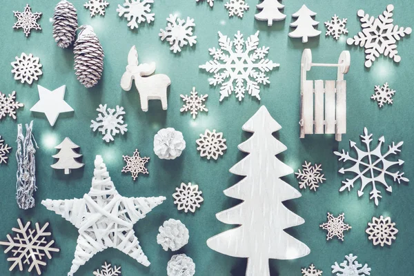 Platte Lay met houten Kerstdecoratie zoals sneeuwvlokken, verlichting — Stockfoto