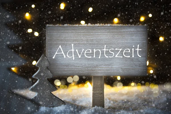 Weißer Weihnachtsbaum, adventszeit bedeutet advent, schneeflocken — Stockfoto