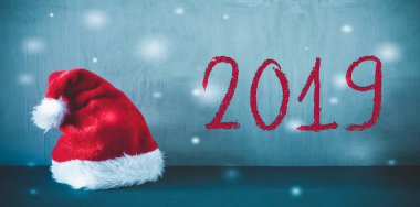 Noel Baba şapkası, metin 2019, mavi Bokeh ışıklar arka plan