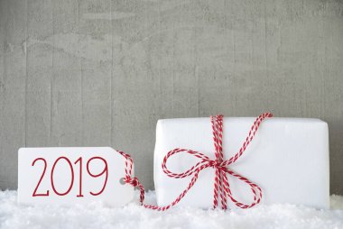 Bir beyaz hediye, kentsel çimento arka plan, metin 2019