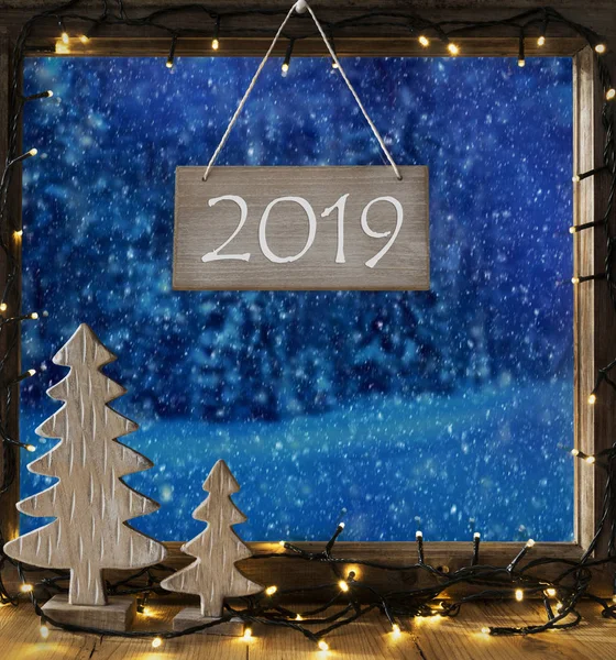 Fönster, Winter Forest, Text 2019, julgran och lampor — Stockfoto