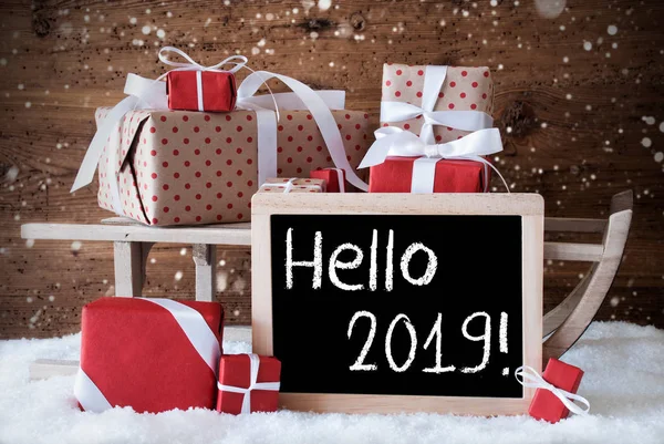 Sanie z tekst Hello 2019, płatki śniegu, śnieg, prezenty — Zdjęcie stockowe