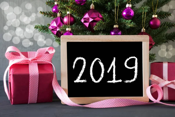 Träd med rosa gåvor och presenter, Bokeh, Text 2019 — Stockfoto