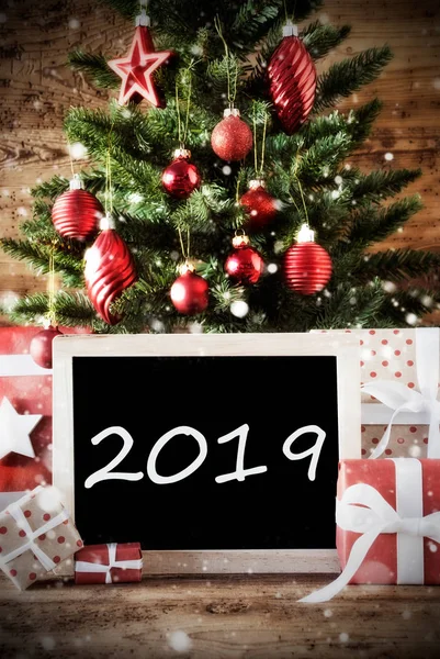 Árbol de Navidad con texto 2019, muchos regalos, fondo de madera — Foto de Stock