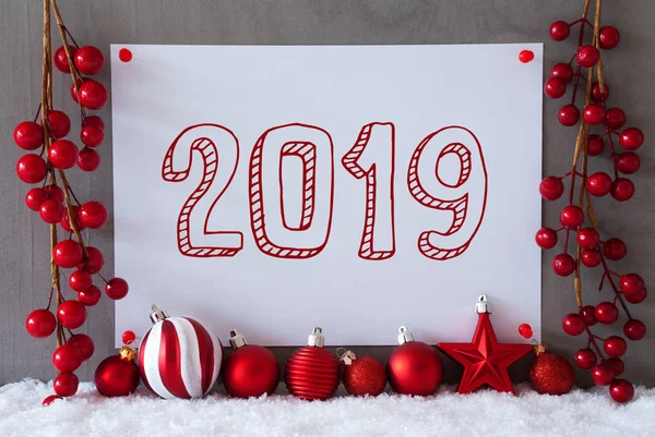 Ετικέτα, χιόνι, Χριστουγεννιάτικες μπάλες, κείμενο 2019, γκρι τσιμέντο τοίχου — Φωτογραφία Αρχείου