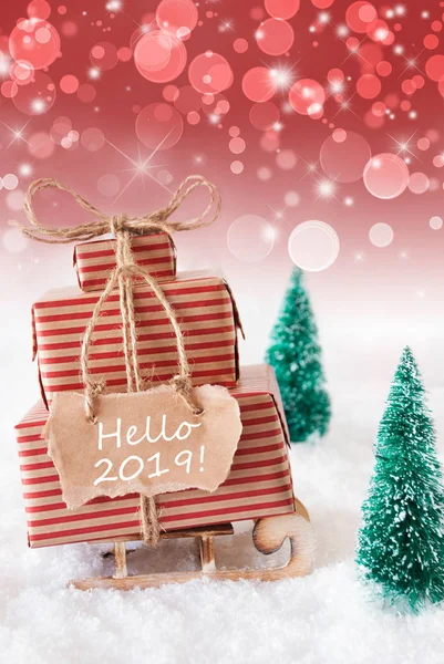 Вертикальные рождественские сани на красном фоне, текст Hello 2019 — стоковое фото