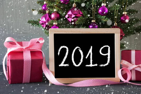 Träd med två rosa-gåvor, snöflingor, Text 2019 — Stockfoto