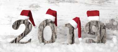 Ahşap mektup bina 2019, kırmızı Santa Claus şapka, kar, soğuk bakmak