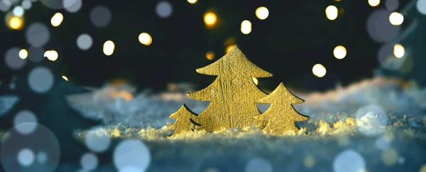 Houten kerstbomen, sneeuw, blauwe Bokeh en lichten achtergrond — Stockfoto