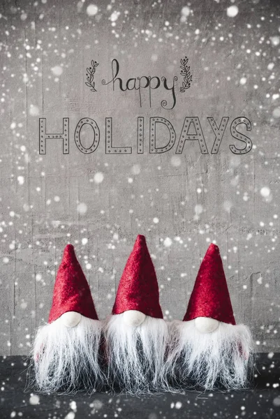 Tre röda tomtar, Cement, snöflingor, kalligrafi Happy Holidays — Stockfoto