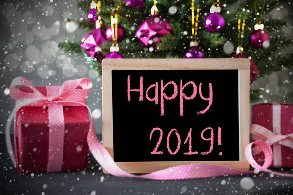 Ağaç hediyeler, kar taneleri, Bokeh, metin mutlu 2019 — Stok fotoğraf