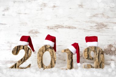Ahşap mektup bina 2019, kırmızı Santa Claus Hat, kar, ahşap arka plan