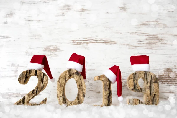 Edificio de letras de madera 2019, Sombrero rojo de Santa Claus, Nieve, Fondo de madera —  Fotos de Stock