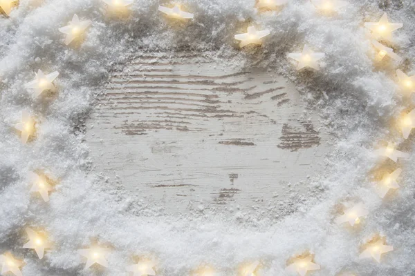 白色葡萄酒, 圣诞节背景, 雪和灯 — 图库照片