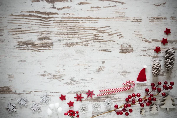 Vintage flach gelegt, weißer Holzhintergrund, Weihnachtsdekoration, Kopierraum — Stockfoto