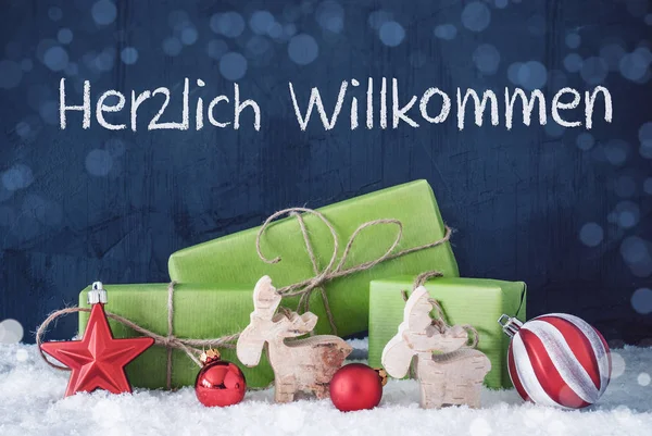 Zielony Christmas prezenty, śnieg, Herzlich Willkommen oznacza Zapraszamy — Zdjęcie stockowe