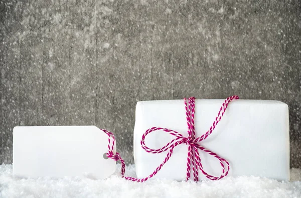 Weißes Geschenk, Schnee, Etikett, Kopierraum, Schneeflocken — Stockfoto