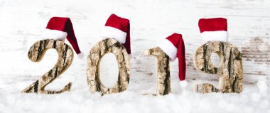 Panorama ahşap mektup bina 2019, kırmızı Santa Claus şapka, kar