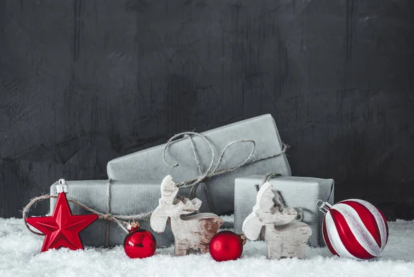 Grüne Weihnachtsgeschenke, Schnee, schwarz-weiße Dekoration mit roten Hotspots — Stockfoto