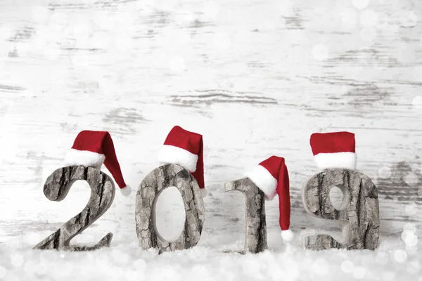 2019, Sombrero rojo de Santa Claus, nieve, mirada fría y espacio de copia —  Fotos de Stock