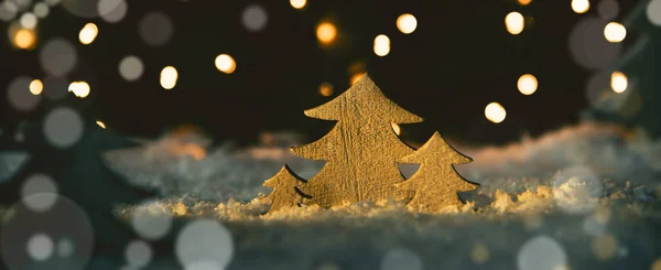 Drewniane choinki, śnieg, magia światła i tło Bokeh — Zdjęcie stockowe