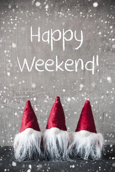 Drei rote Gnome, Zement, Schneeflocken, frohes Wochenende — Stockfoto