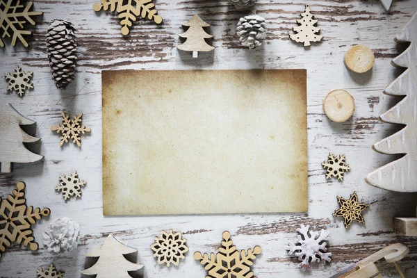 素朴なクリスマス装飾、茶色の紙コピー スペース — ストック写真
