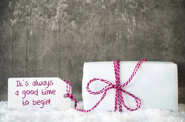 Белый подарок, снег, ярлык, цитата Хорошее время, чтобы начать — стоковое фото