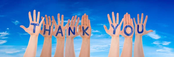 Muchas manos construyendo la palabra Gracias, Cielo Azul — Foto de Stock