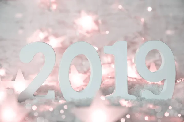 Glittrande rosa Fairy Lights, stjärnor, 2019 för gott nytt år — Stockfoto
