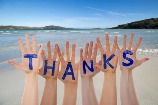 Många händer byggnad ordet tack, stranden och havet — Stockfoto