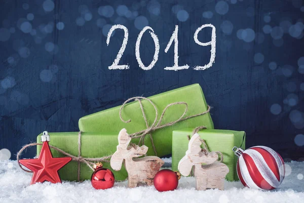 Regalos verdes de Navidad, Nieve, Decoración, 2019, Fondo de cemento — Foto de Stock