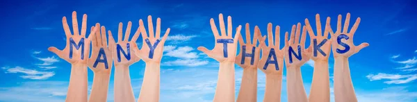 Muitas mãos construindo palavra Muito obrigado, céu azul — Fotografia de Stock