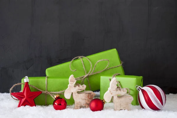 Grüne Weihnachtsgeschenke, Schnee, Kopierraum, schwarzer Hintergrund — Stockfoto
