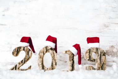 Ahşap mektup bina 2019, kırmızı Santa Claus şapka, kar
