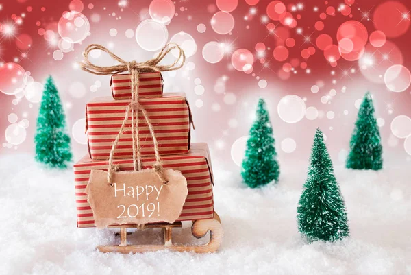 Trineo de Navidad sobre fondo rojo, Feliz 2019, Nieve — Foto de Stock