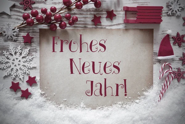 Красное елочное украшение, снег, морозы и поздравления с Новым годом — стоковое фото